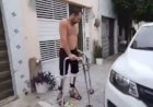 Aluno atingido por aparelho de academia volta a ficar em pé com ajuda de andador, oito meses após acidente, no Ceará
