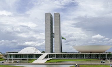 Em recesso, parlamentares reforçam pré-campanhas nos estados