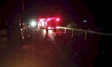 Motociclista morre ao colidir em carreta com carga de milho