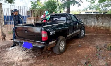 Homem é flagrado dormindo dentro de caminhonete e preso por apropriação indébita