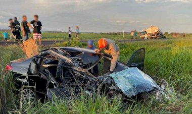 Motorista fica preso nas ferragens em colisão frontal com caminhão
