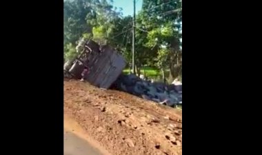 Carreta bate em árvore e capota na MS-164