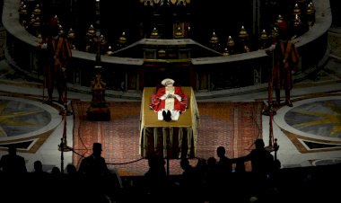 Fiéis prestam homenagem ao papa emérito Bento XVI em velório no Vaticano