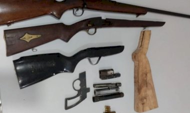 Homem é preso com armas irregulares, coronha e munições