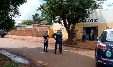 Mulher é assassinada a facadas na frente dos 3 filhos