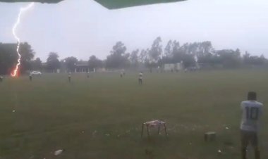 Raio cai em campo de futebol e assusta jogadores