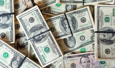 Dólar sobe e fecha a R$ 5,04, com juros, China e governo dos EUA no radar; Ibovespa avança