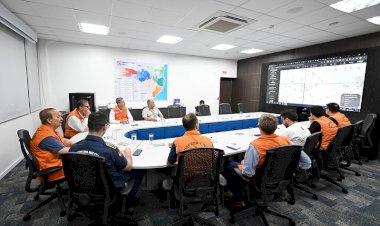 Logo após retorno de missão internacional, governador Jorginho Mello avalia situação das chuvas em SC na Defesa Civil