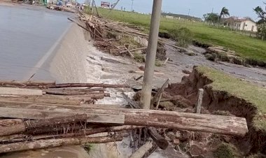 Após rompimento de dique, água invade casas e afeta principal acesso de comunidade no Sul de SC