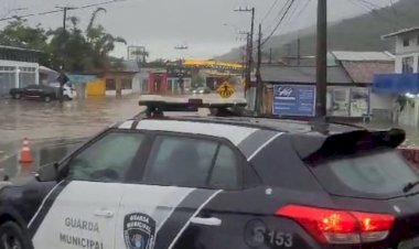 Florianópolis segue com ruas alagadas e trânsito bloqueado após chuvarada: ‘Muita fila’