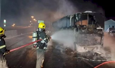 Ônibus com 42 passageiros pega fogo e mobiliza bombeiros em rodovia de Santa Catarina