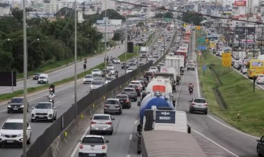 Verão 2024: sobram turistas e falta infraestrutura nos acessos às praias de Santa Catarina