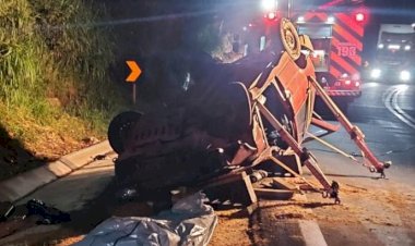 Idoso morre após capotar o carro na BR-282 e ficar preso às ferragens em Vargem Bonita