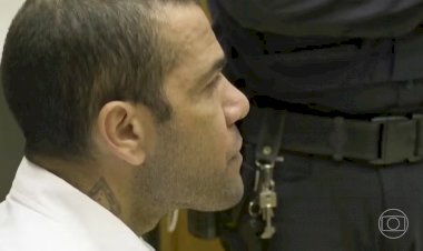 Daniel Alves vai recorrer ao pai de Neymar para pagar fiança, mas não deve sair da prisão nesta quarta, diz jornal