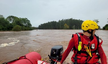 Equipes de Santa Catarina ajudam no resgate de pessoas no Rio Grande Sul