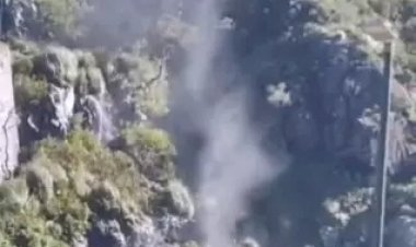 Gravidade reversa? Vento forte faz água ‘cair pra cima’ em serra de SC