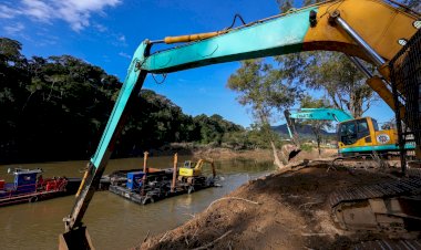Dragagem do Itajaí-Açu: ação do Estado para prevenir enchentes no Vale retira retira pedras, areia, árvores e até pneus do leito do rio