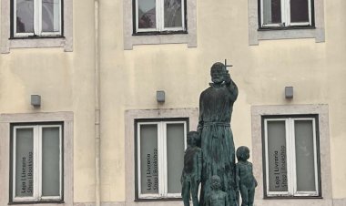 A prática de abandonar crianças à porta de instituições de caridade em Portugal