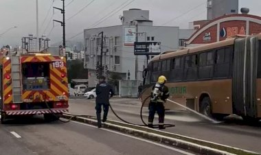 Ônibus é evacuado às pressas após princípio de incêndio, em Florianópolis