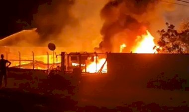 Incêndio devastador deixa fábrica de móveis totalmente destruída em SC; ‘perda total’