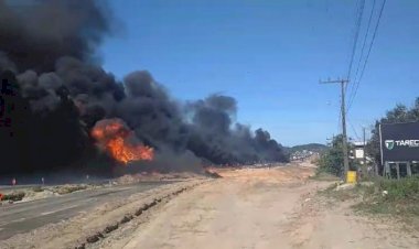 Caminhão carregado de gasolina pega fogo e bloqueia BR-101 em Santa Catarina