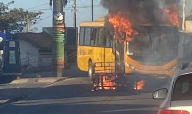 Ônibus amarelinho é alvo de incêndio criminoso em Florianópolis