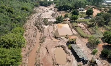 Barragem de represa em condomínio de luxo rompe e água invade casas e rodovia em MS