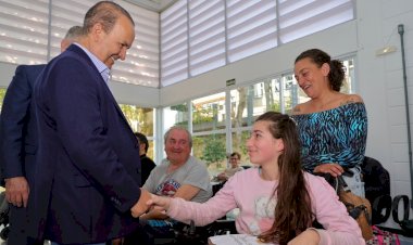 Governo do Estado entrega cadeiras de rodas motorizadas a pacientes do SUS