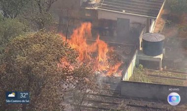 Fogo atinge área de mata entre duas escolas em Carapicuíba, na Grande SP