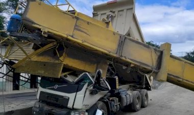 Trabalhador morre esmagado após máquina de asfalto cair em cima de caminhão em Gaspar