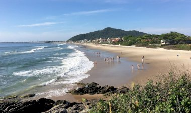 Homem se afoga ao tentar salvar crianças em praia de SC; prefeito de Joinville auxilia resgate