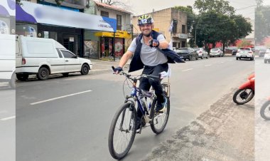 Prefeito viaja de bicicleta até Joinville para agradecer apoio durante as enchentes no RS