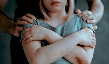 Mãe autoriza padrasto a estuprar repetidamente filha de 13 anos e ambos são condenados em SC