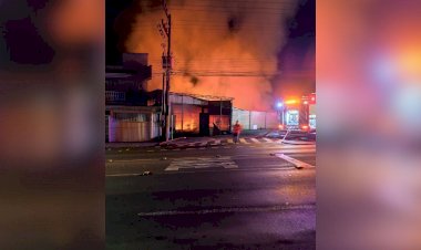 Incêndio de grandes proporções destrói depósito e mobiliza bombeiros em Concórdia