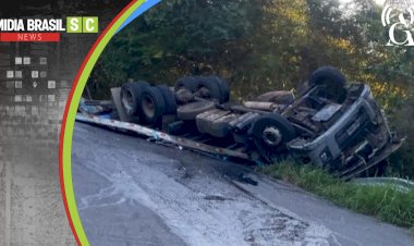 Santa Catarina: Motorista morre após caminhão tombar em Seara
