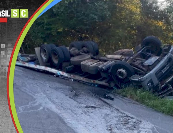 Santa Catarina: Motorista morre após caminhão tombar em Seara