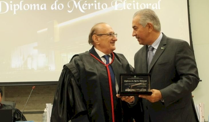 Reinaldo recebe maior honraria da Justiça Eleitoral de Mato Grosso do Sul