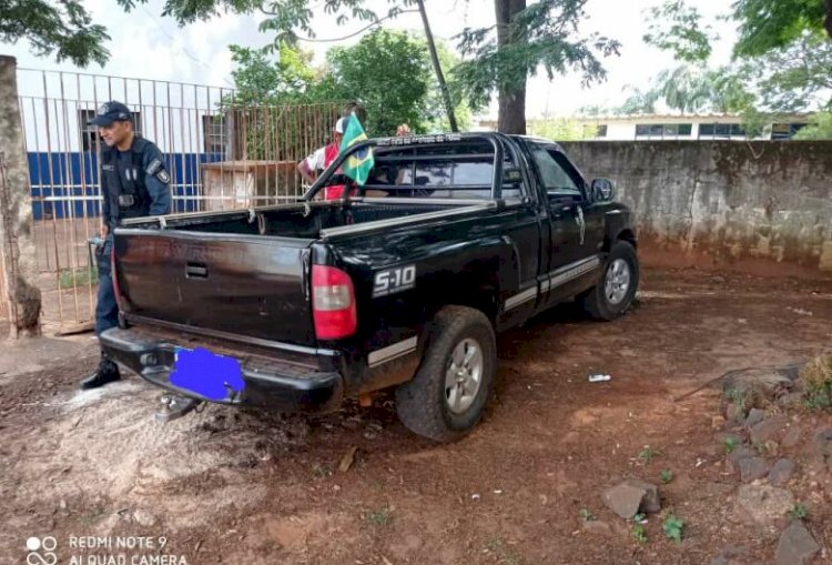 Homem é flagrado dormindo dentro de caminhonete e preso por apropriação indébita