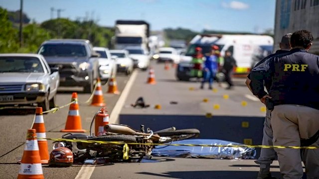 Motociclista é atingido por caminhão e arrastado por 50 metros