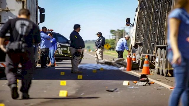 Motociclista arrastado por caminhão na BR-163 tinha 18 perfurações no corpo