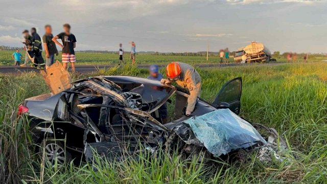 Motorista fica preso nas ferragens em colisão frontal com caminhão