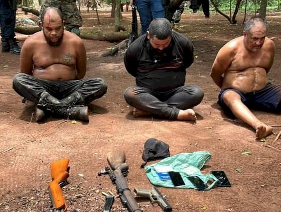 Três brasileiros são presos com armas no Paraguai