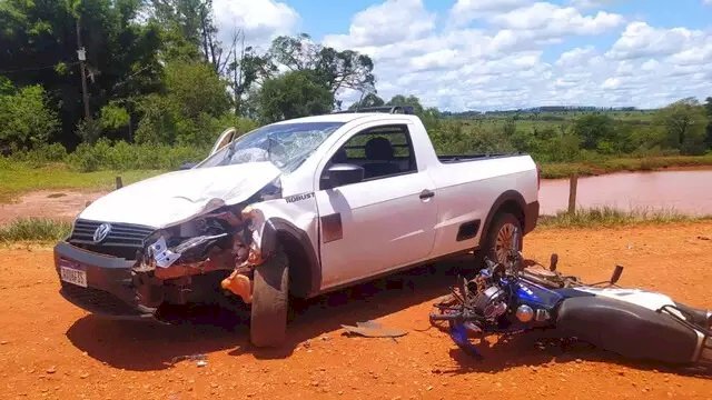 Motociclista morre após se envolver em acidente com picape