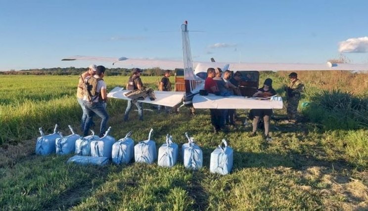 Bolivianos e paraguaios são presos em avião com carga de cocaína