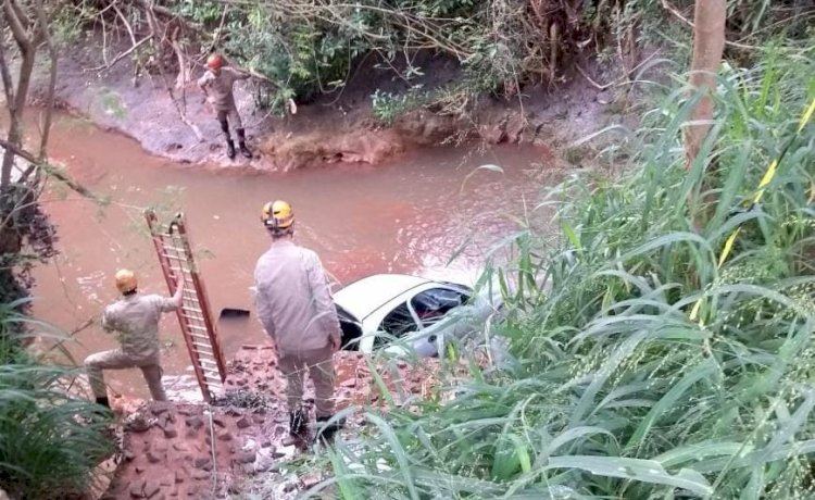 Carro cai em córrego e deixa 2 mortos