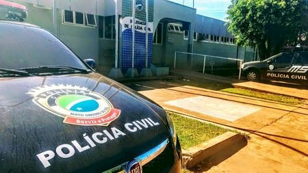 Mulher denuncia homem após ele tirar as calçar e se masturbar em frente à residência