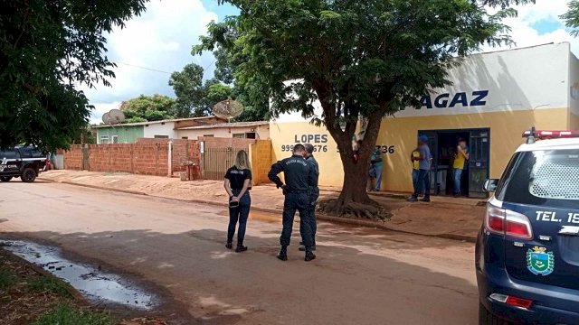 Mulher é assassinada a facadas na frente dos 3 filhos