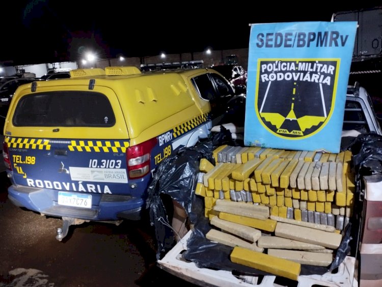 Homem tenta fugir da polícia com quase 730 quilos de maconha, mas é preso em córrego