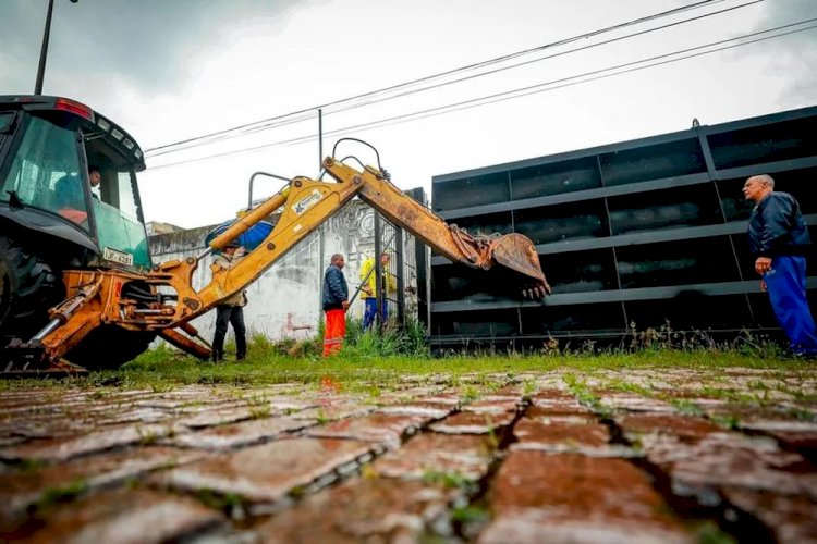 comportas são fechadas em Porto Alegre para evitar inundação causada pelo Guaíba