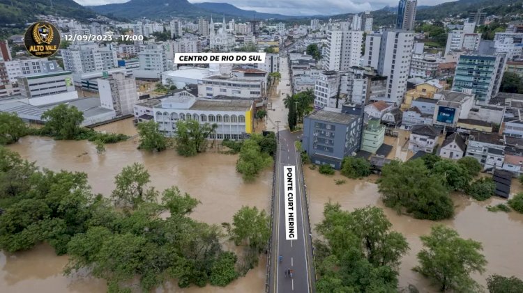 FOTOS: Rio do Sul tem noite histórica com pico no rio Itajaí-Açu